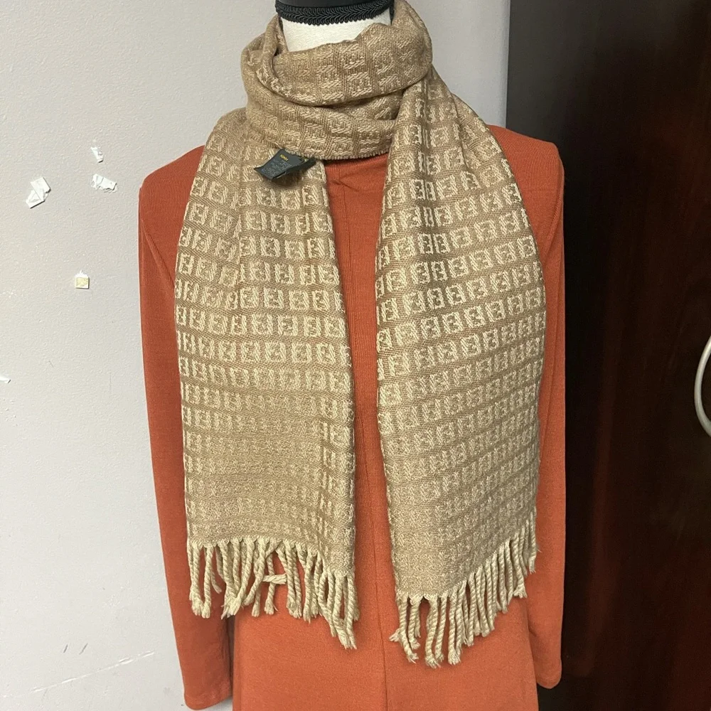 100% Authentic FENDI TAN WOOL SCARF - Picture 2 of 9